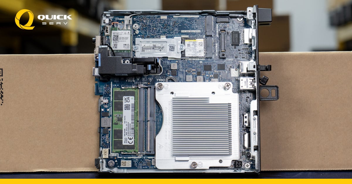 ภายใน Dell Pro Micro QCM1250 แสดงเมนบอร์ด สล็อตหน่วยความจำ DDR5 SODIMM พร้อมโมดูล RAM, สล็อต SSD M.2 NVMe, การ์ด Wi-Fi ภายใน Dell Pro Micro QCM1250 แสดงเมนบอร์ด สล็อตหน่วยความจำ DDR5 SODIMM พร้อมโมดูล RAM, สล็อต SSD M.2 NVMe, การ์ด Wi-Fi