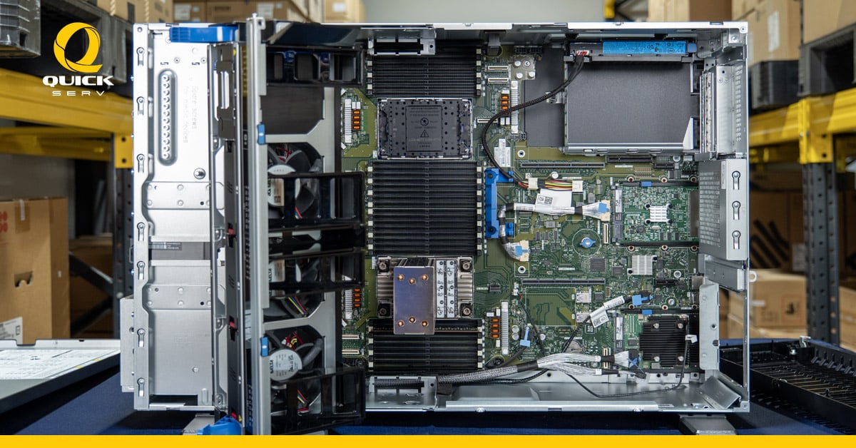 ภายในเซิร์ฟเวอร์ HPE ProLiant Compute ML350 Gen12 เมื่อเปิดฝาด้านข้าง แสดงเมนบอร์ด ฮีตซิงก์ CPU สล็อต RAM และชุดพัดลมระบายความร้อน