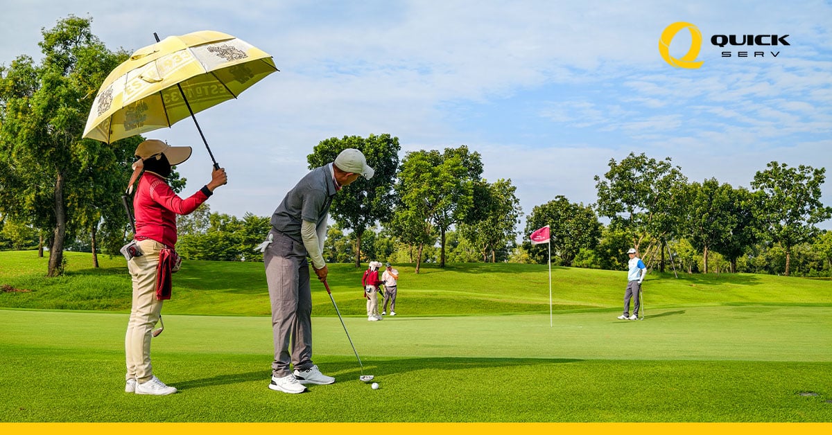 บรรยากาศลูกค้าร่วมกิจกรรมออกรอบกอล์ฟและพัตต์ลูกบนกรีน ในงาน QuickServ Executive Golf Day 2026 ณ Royal Bang Pa-In Golf Club